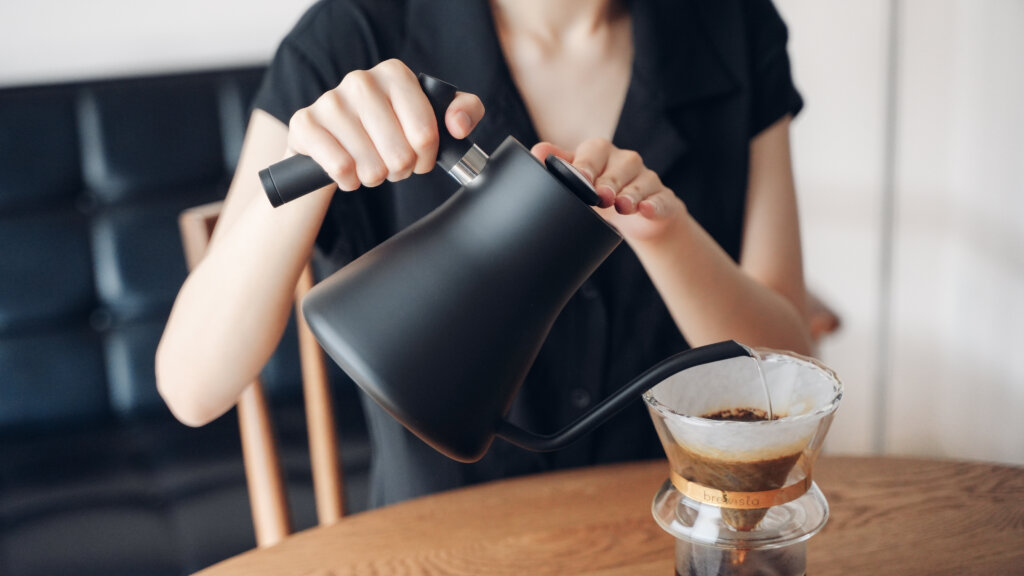 軽い持ち心地、だけど大容量。FELLOW のコーヒーポット『Stagg Pour-Over Kettle』レビュー | ORIFFEE / オリフィー