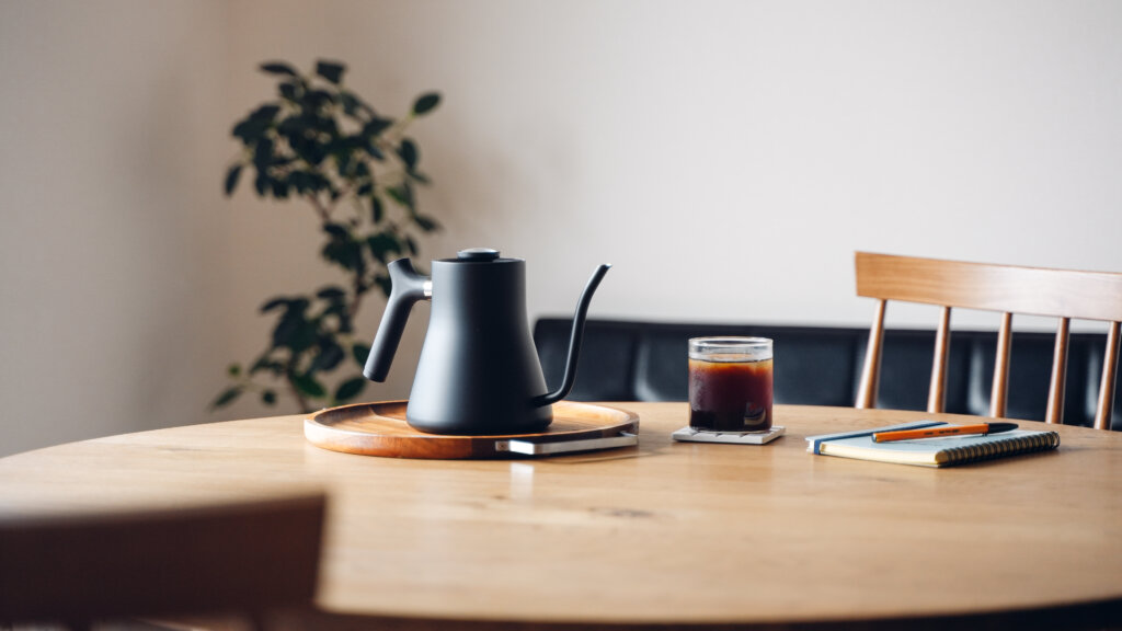 軽い持ち心地、だけど大容量。FELLOW のコーヒーポット『Stagg Pour-Over Kettle』レビュー | ORIFFEE / オリフィー