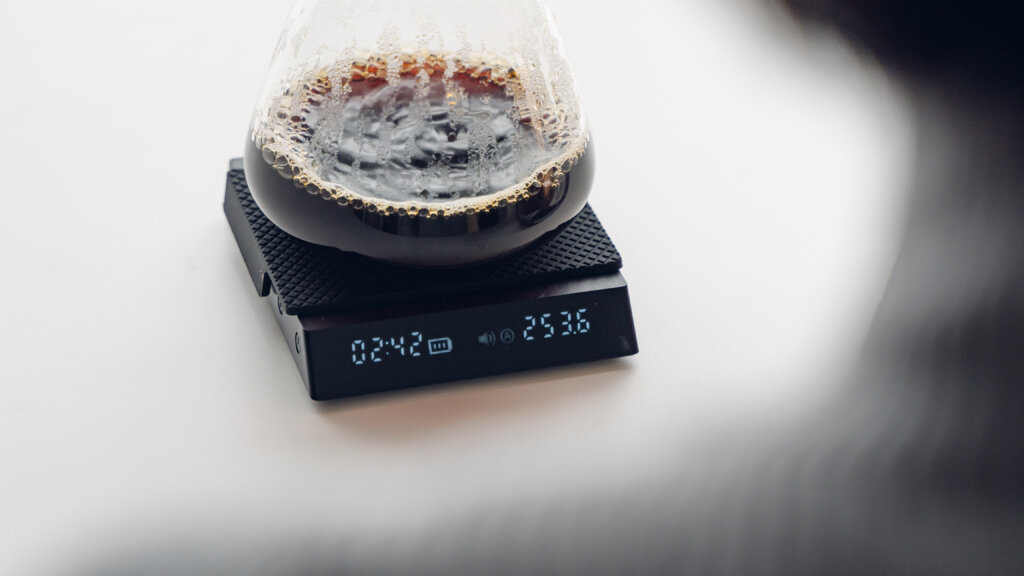 Nano コーヒースケールを使いハンドドリップしている
